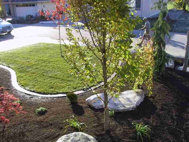 outstanding curb appeal - Island Highway North, beautiful landscapes Nanaimo