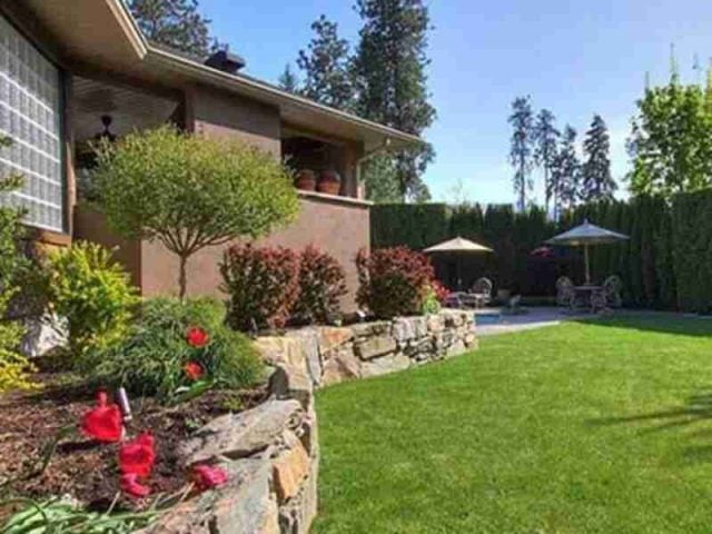 rock wall and lawn - nanaimo landscaping