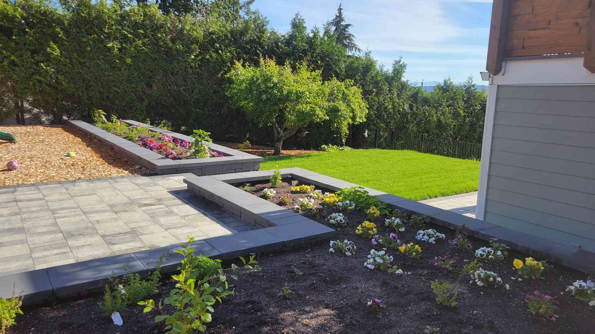 paver patio and walls - nanaimo landscaping